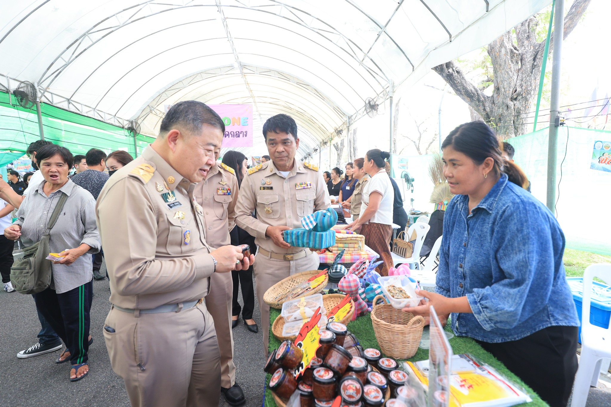 title - ปลัดกระทรวงเกษตรฯ และผู้บริหาร ส.ป.ก. เยี่ยมชมร้านค้า ในงานวันคล้ายวันสถาปนา ส.ป.ก. ครบรอบ 51 ปี